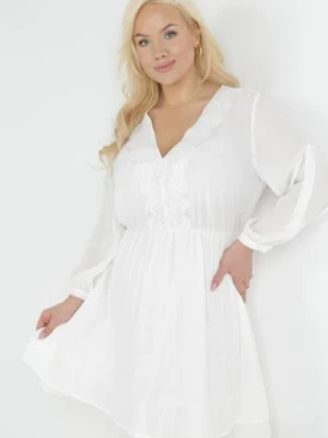 Biała Rozkloszowana Sukienka Mini z Ozdobnym Dekoltem i Gumką w Pasie Braely christy
