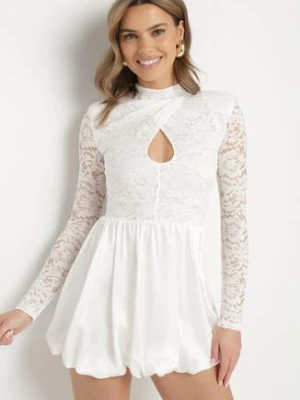 Biała Rozkloszowana Sukienka o Kroju Bombki z Koronką i Wycięciem Desarilla allyson