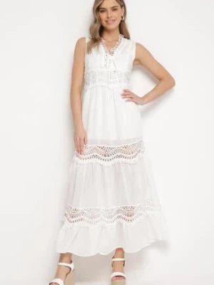 Biała Rozkloszowana Sukienka z Ażurowymi Zdobieniami Maxi Savanlia