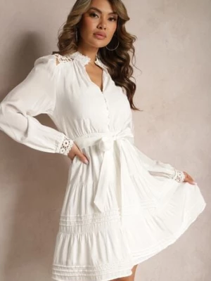 Biała Rozkloszowana Sukienka z Koronkowymi Wstawkami i Wiązaniem w Talii Padria