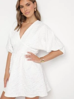 Biała Rozkloszowana Sukienka z Rękawami Nietoperz z Tłoczeniem Darinel retro & icone