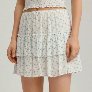 Biała spódnica mini w kwiaty ze wszytymi spodenkami House