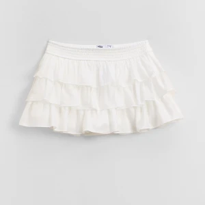 Biała spódnica mini z falbankami i wszytymi spodenkami House
