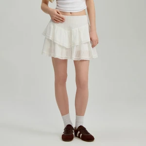 Biała spódniczka mini z falbankami i wszytymi spodenkami House