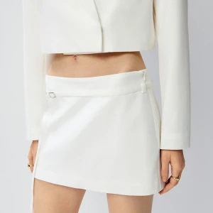 Biała spódniczka mini z wszytymi szortami i paskiem House