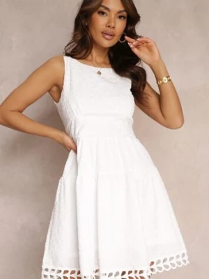 Biała Sukienka Bez Rękawów z Falbanką i Koronką na Dole Divina