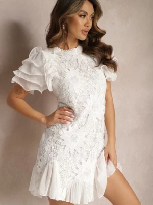 Biała Sukienka Dopasowana Mini z Koronką i Falbankami Offiamea lovery