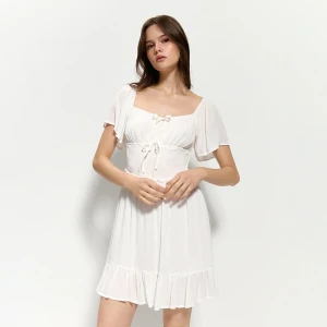 Biała sukienka-kombinezon z falbanką House