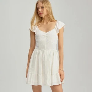 Biała sukienka-kombinezon z tkaniny plumetti House