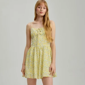 Biała sukienka-kombinezon ze wzorem w kwiaty House