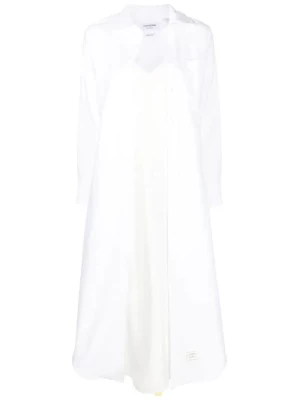 Biała sukienka koszulowa z logo Thom Browne