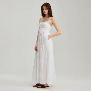 Biała sukienka maxi fit&flare z kieszeniami i falbanami House