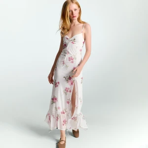 Biała sukienka maxi na ramiączkach w kwiatki House