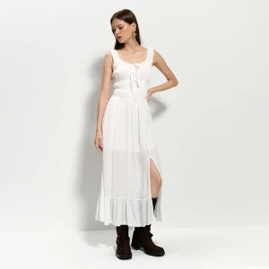 Biała sukienka midi na ramiączkach House