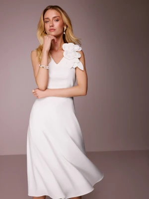 Biała sukienka midi z ozdobnym kwiatem TARANKO