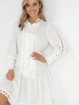 Biała Sukienka Midi ze Stójką Perłowymi Guzikami i Wiązanym Paskiem Fenya