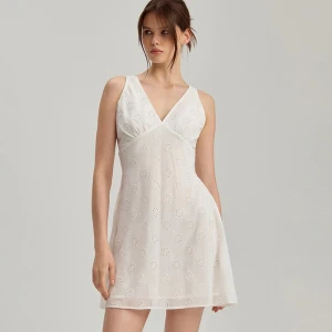 Biała sukienka mini fit&flare z ażurowym wzorem House