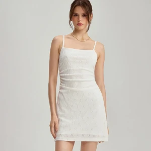 Biała sukienka mini z ażurowym wzorem i marszczeniami House