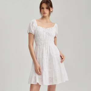 Biała sukienka mini z bufiastym rękawem i haftem angielskim House