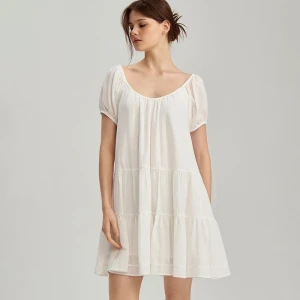 Biała sukienka mini z bufiastymi rękawami i falbanami House