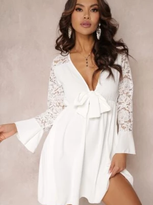 Biała Sukienka Mini z Gumką w Pasie i Koronkowymi Rękawami Cobham lily rose