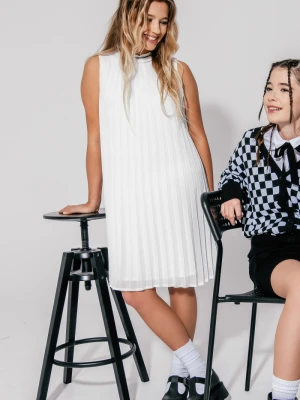 Biała sukienka plisowana z ozdobnym dekoltem Reporter