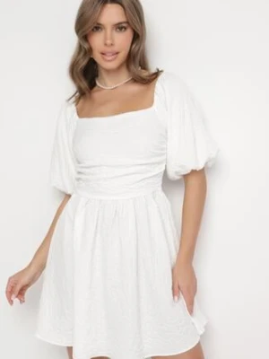 Biała Sukienka Rozkloszowana z Bufiastymi Rękawami i Kwadratowym Dekoltem Galzemis retro & icone
