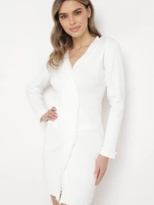 Biała Sukienka Sweterkowa Dwurzędowa z Guzikami i Ozdobnymi Frędzlami Vluona elsa.m by may