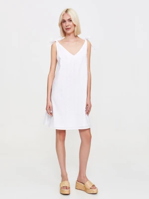 Biała sukienka z ażurowymi kwiatami Top Secret