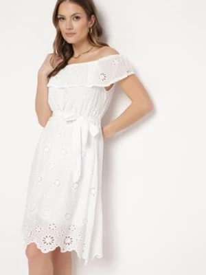 Biała Sukienka z Haftowanej Tkaniny o Fasonie Hiszpanki z Paskiem w Talii Glisara
