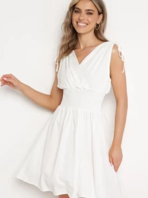 Biała Sukienka z Kopertowym Dekoltem Ściągana na Ramionach z Gumką w Talii Cornia