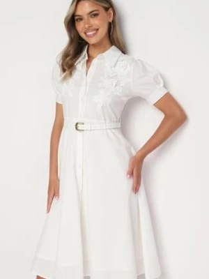 Biała Sukienka z Koronką i Ozdobnym Paskiem oraz Kołnierzykiem Gavridia elsa.m by may