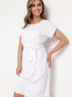 Biała Sukienka z Krótkim Rękawem i Materiałowym Paskiem Ellata fashion