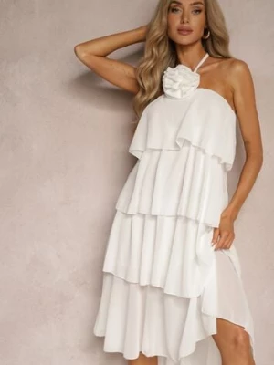 Biała Sukienka z Kwiatową Broszką Wykończona Falbanami i Wiązaniem na Szyi Tinashell lovery