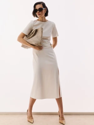 Biała sukienka z marszczeniem i ozdobną sprzączką TARANKO