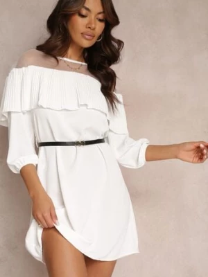 Biała Sukienka z Ozdobnym Dekoltem z Falbanką i Paskiem w Komplecie Loretia lily rose