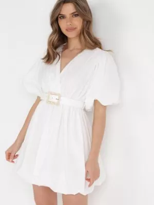 Biała Sukienka z Paskiem Moniphae