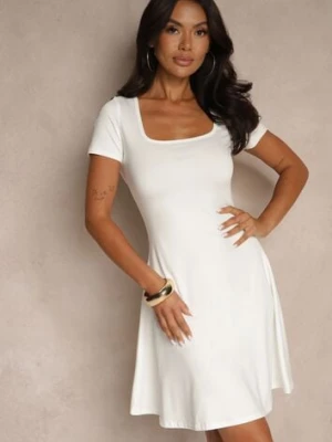 Biała Sukienka z Wiskozą o Rozkloszowanym Kroju z Kwadratowym Dekoltem Miluriela by swan