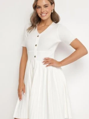 Biała Sukienka z Wiskozy o Rozkloszowanym Kroju z Plisami i Guzikami Alusena elsa.m by may