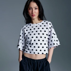 Biała taliowana koszulka w kropki z szerokim rękawem House