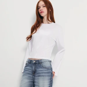 Biała taliowana koszulka z długim rozkloszowanym rękawem House