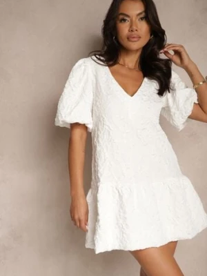 Biała Trapezowa Sukienka z Rękawkami w Gumkę i z Falbanką na Dole Ninatiela retro & icone