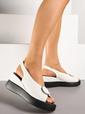 Białe Ażurowe Sandały na Koturnie Ozdobione Aplikacją Atavia vices