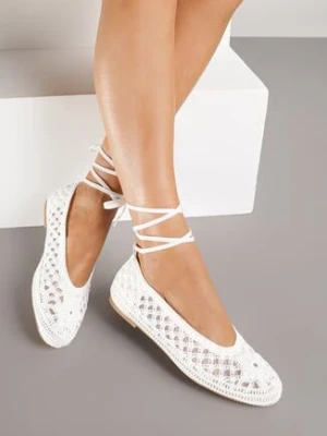 Białe Balerinki Vices z Plecionki z Wiązaniem Wokół Kostki Ertelia