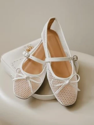 Białe Balerinki Vices z Siateczki Zdobione Kokardą i Paskiem z Klamerką Niladwena