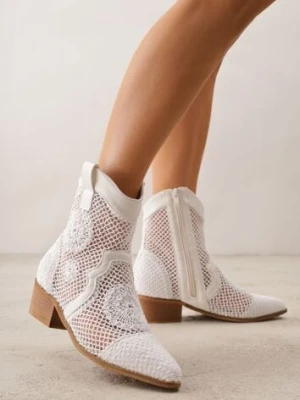 Białe Botki Kowbojki na Stożku z Ażurową Cholewką z Haftem Isarna