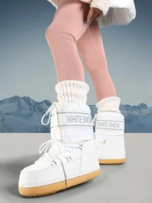 Białe Ciepłe Śniegowce na Platformie Ozdobione Napisem Menderia