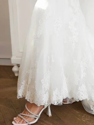 Białe Cyrkoniowe Sandały Vices na Stożkowym Obcasie Galitiela