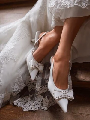 Białe Czółenka Sandały Vices na Kaczuszce Slingback z Kokardą i Nitami Fennadia