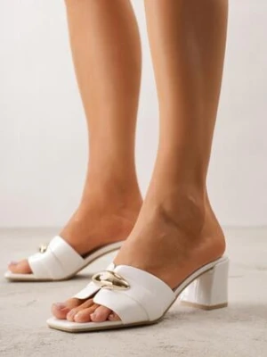 Białe Eleganckie Klapki na Słupku z Metaliczną Podłużną Aplikacją Hypsobe